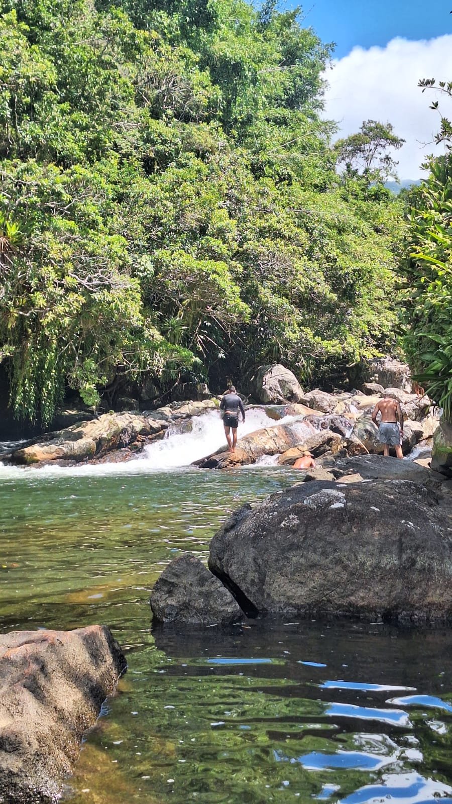 Banho de cachoeira em Ilhabela