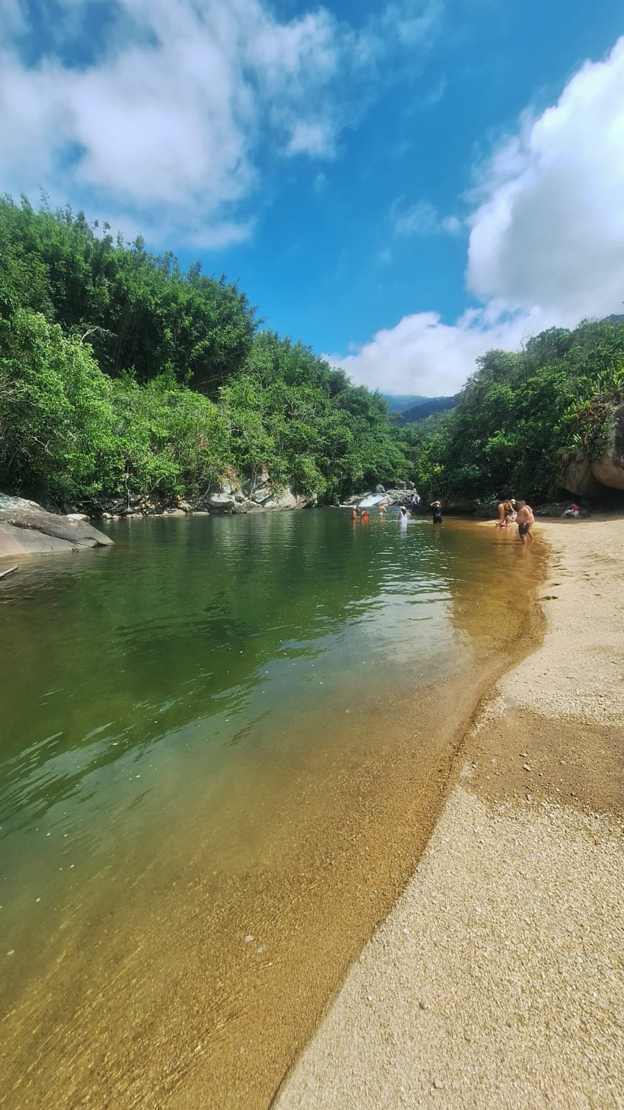 Águas cristalinas nas praias de Ilhabela